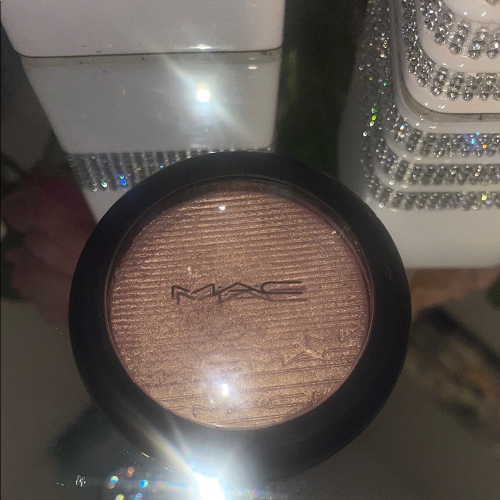 MAC Cosmetics Gold Highlighter Luminous Glow